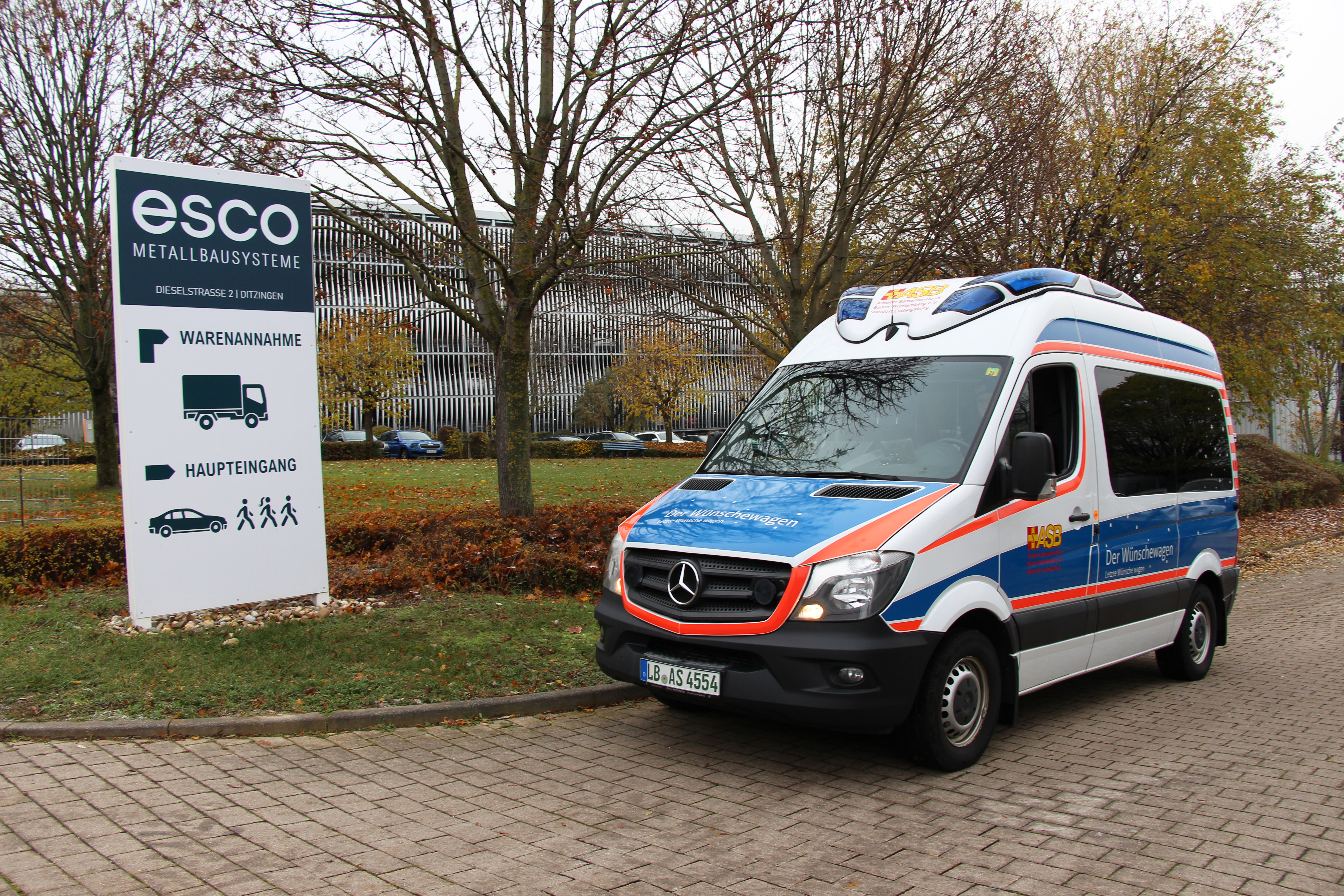 esco leistet Spende an ASB Wünschewagen