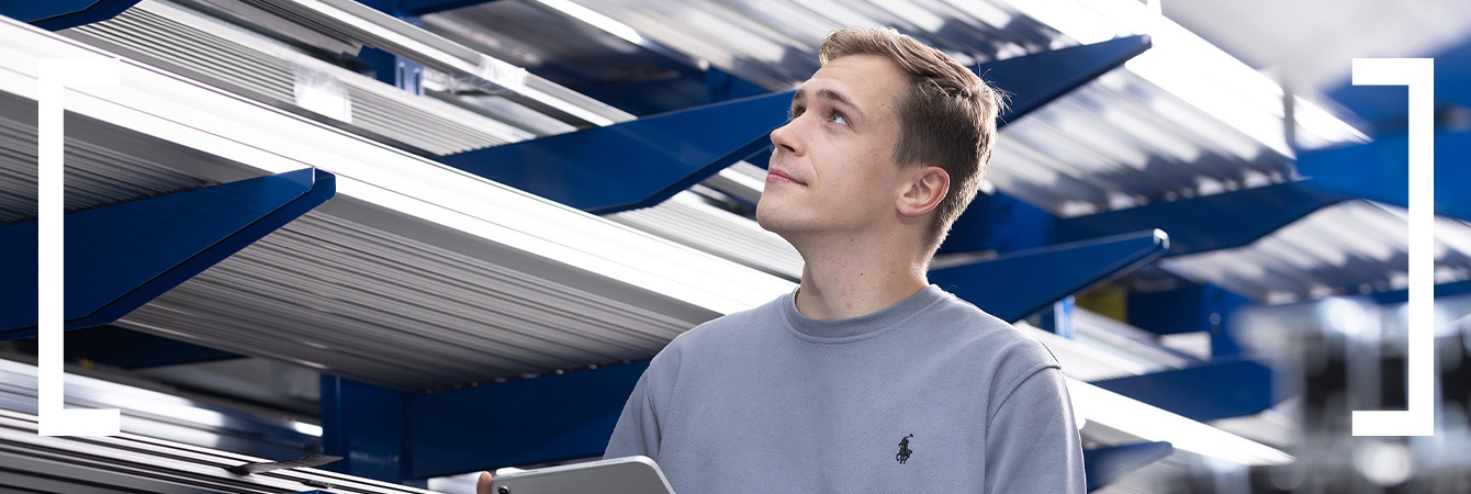 Mensch, Tablet, Graues Sweatshirt, Indoor, Industrielle Regale