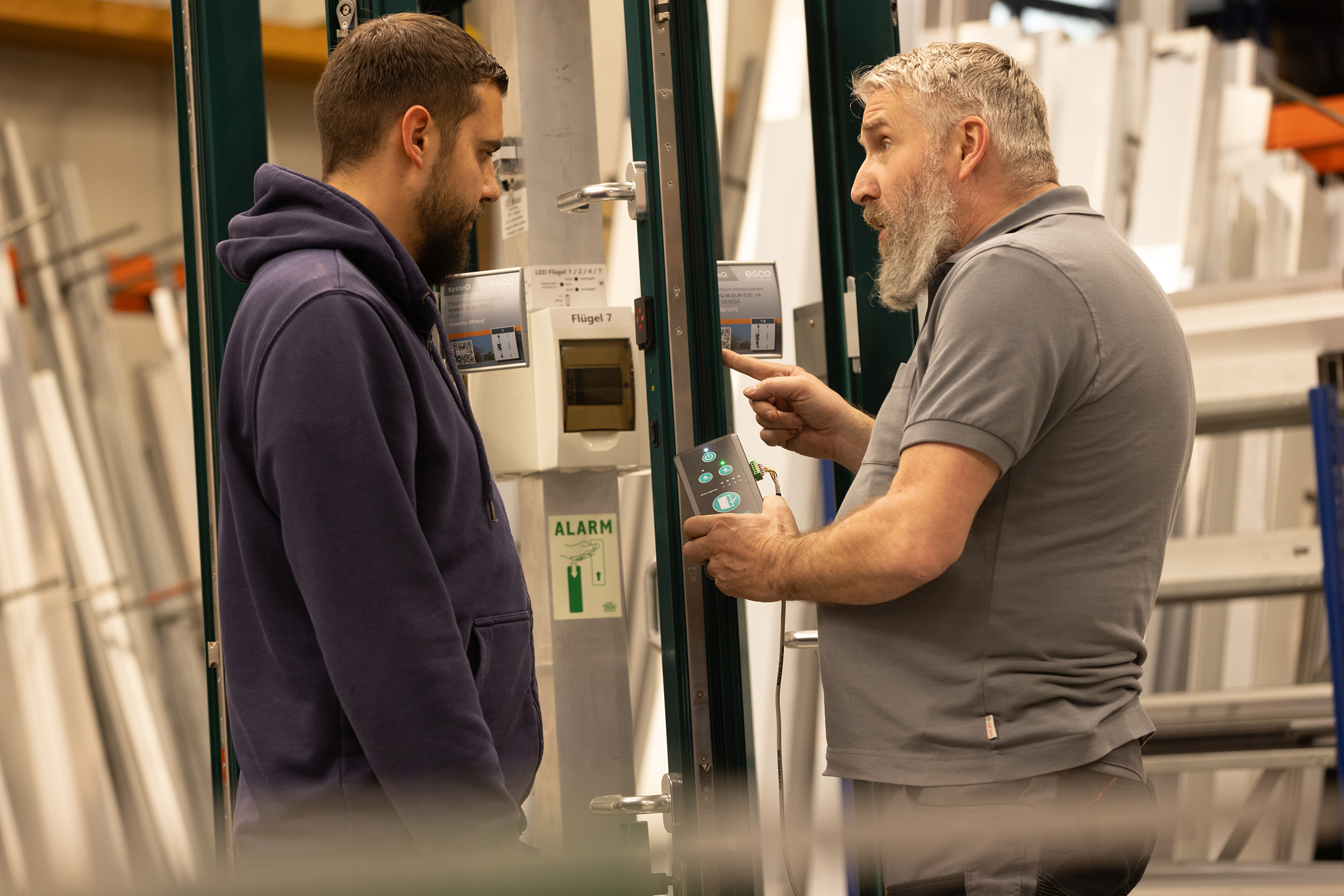 Arbeitsgespräch, Montage, Maschinenbedienung, Schweißerschutz, Werkstatt