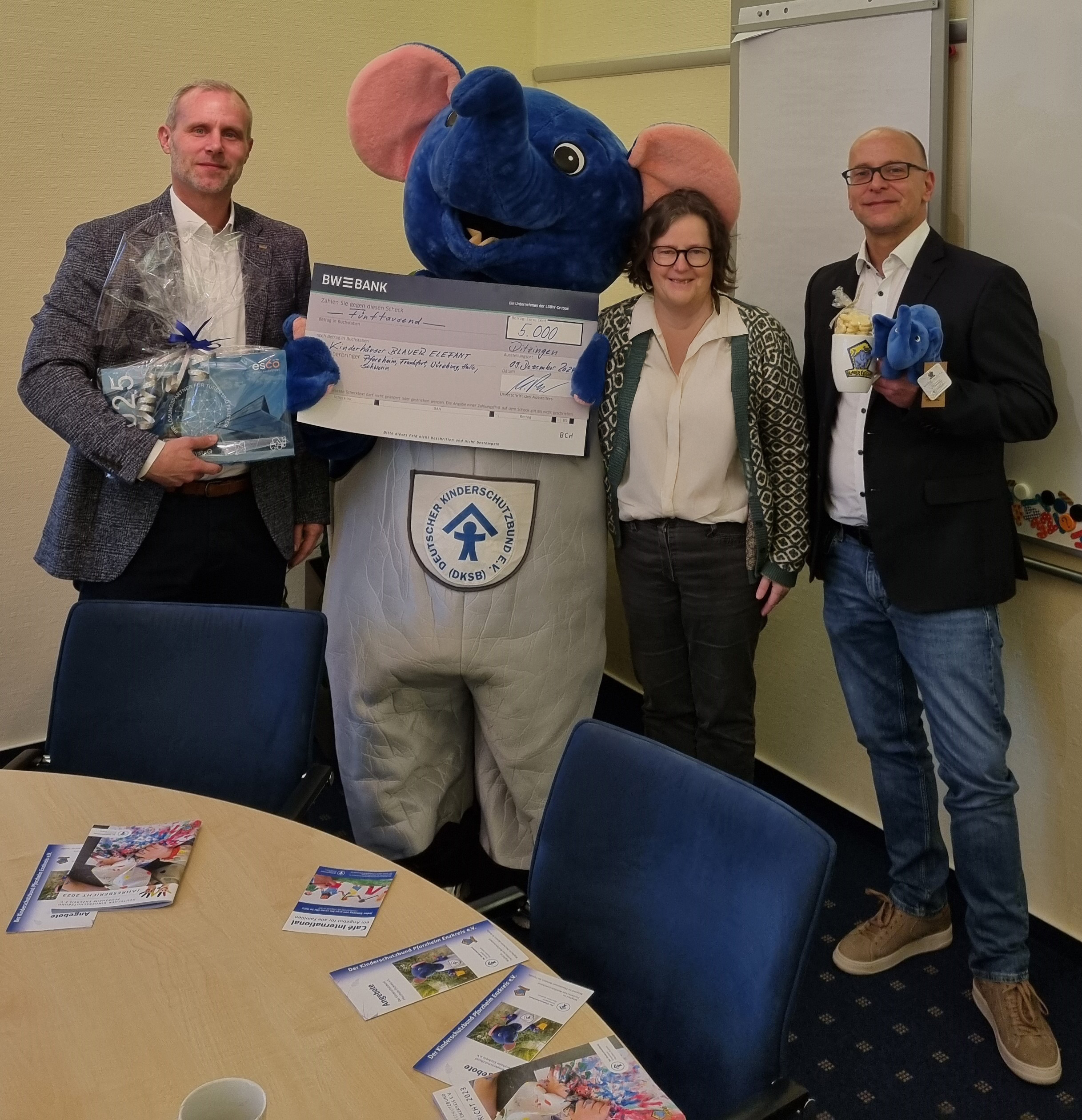 esco spendet an Kinderschutzbund